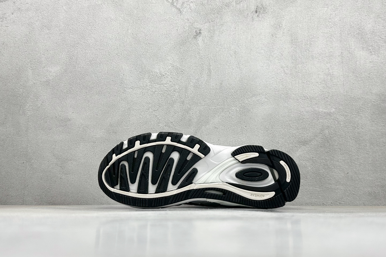 福利特价 终端放店Adidas Originals Response CL 复古休闲跑步鞋 鞋身采用大面