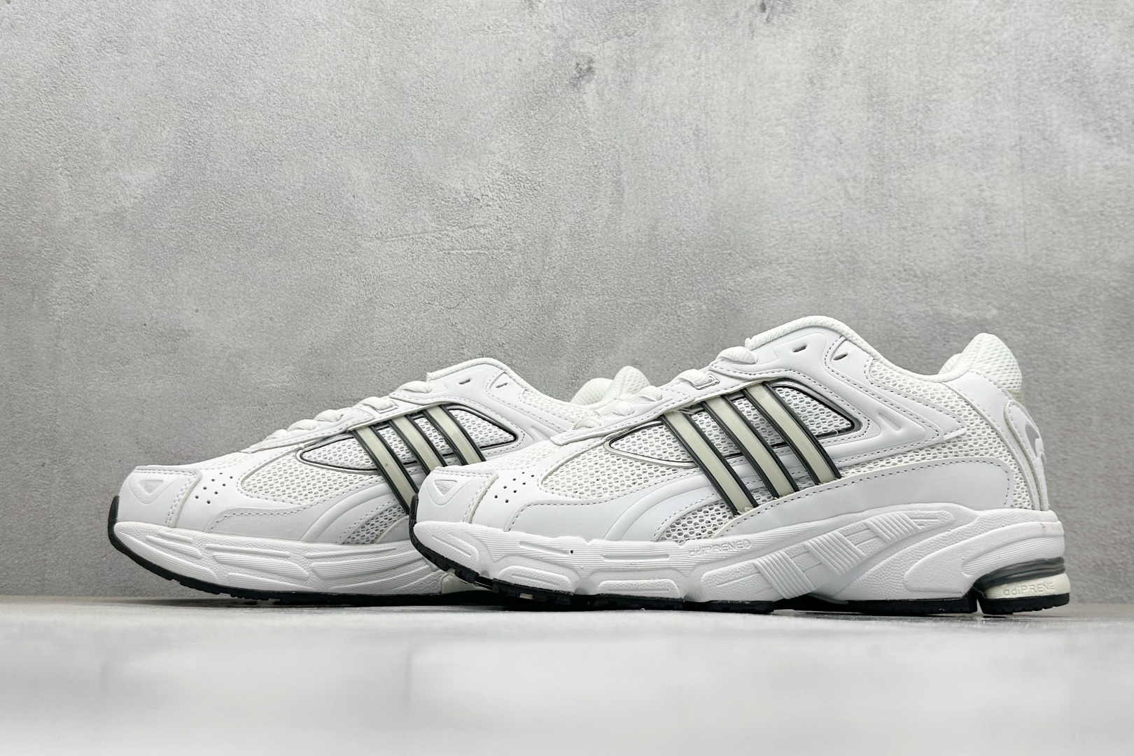 福利特价 终端放店Adidas Originals Response CL 复古休闲跑步鞋 鞋身采用大面