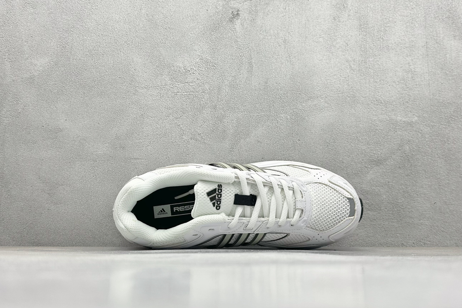 福利特价 终端放店Adidas Originals Response CL 复古休闲跑步鞋 鞋身采用大面
