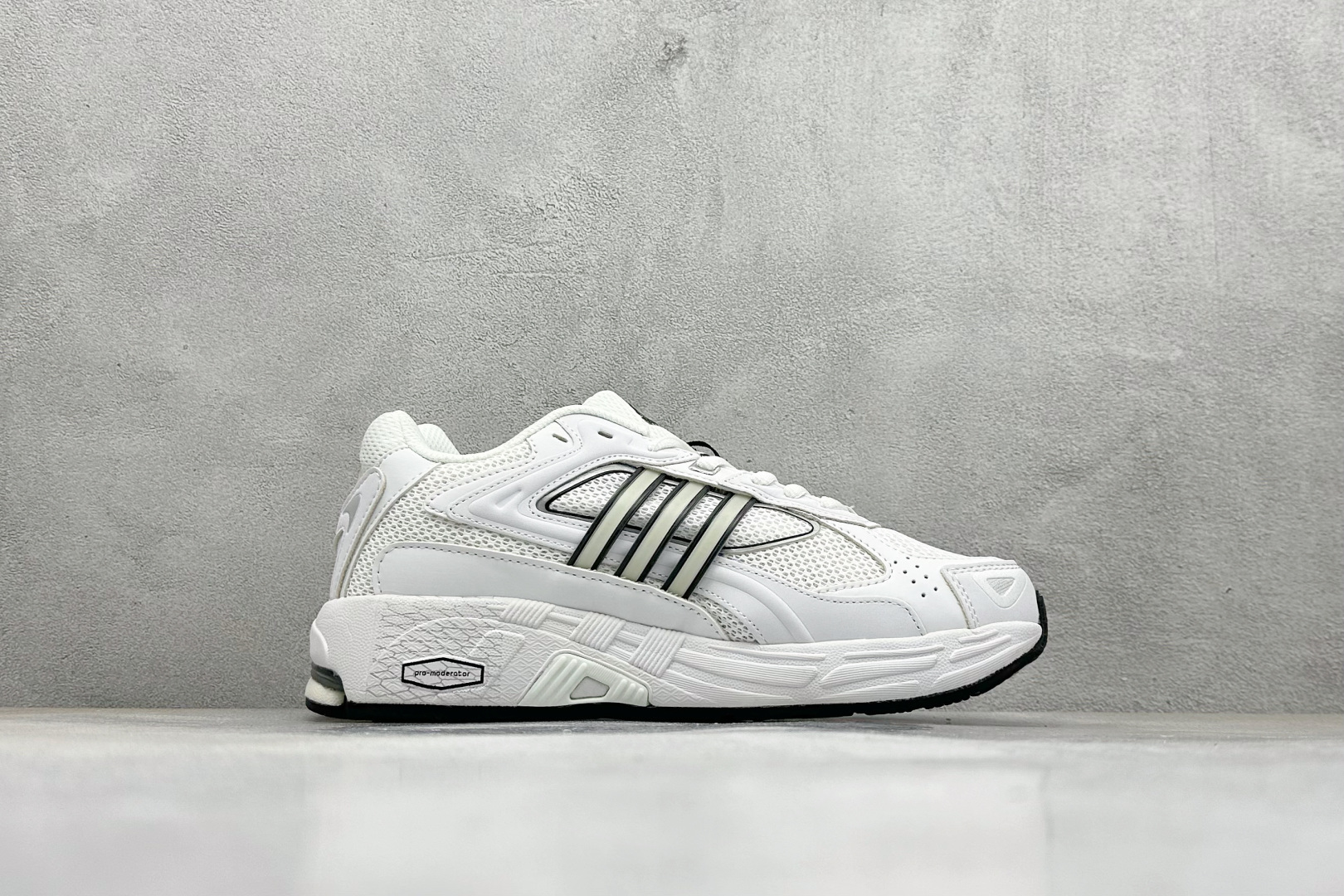 福利特价 终端放店Adidas Originals Response CL 复古休闲跑步鞋 鞋身采用大面