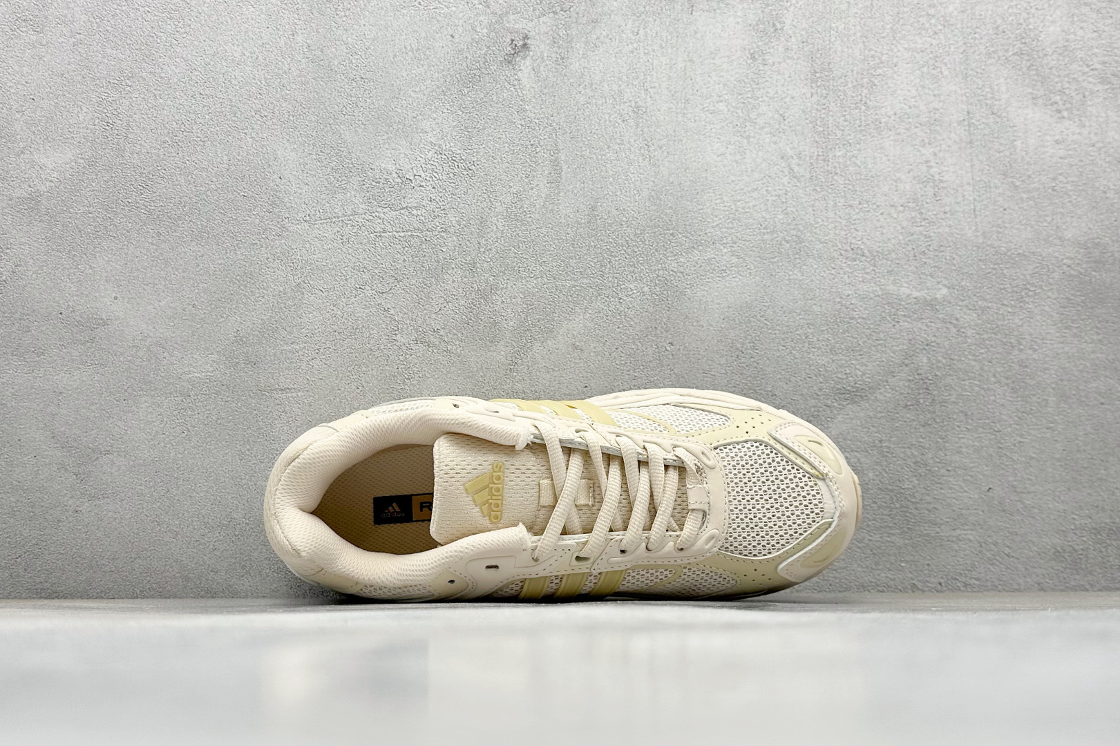 福利特价 终端放店Adidas Originals Response CL 复古休闲跑步鞋 鞋身采用大面
