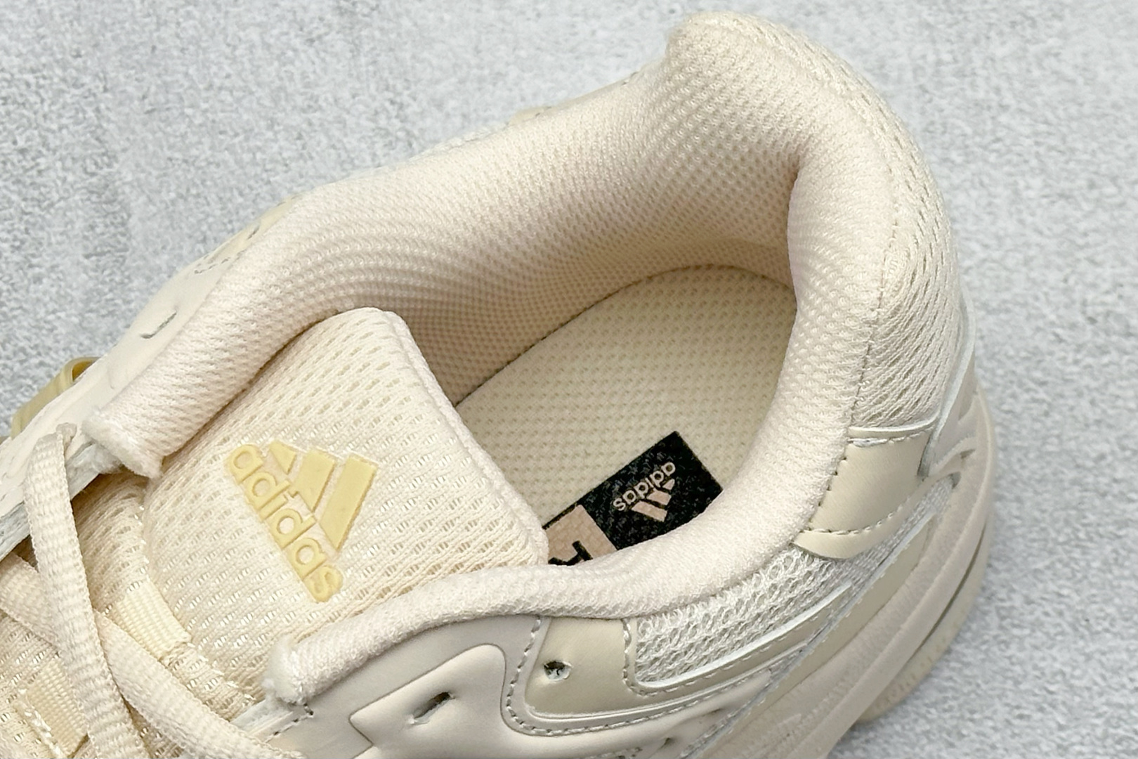 福利特价 终端放店Adidas Originals Response CL 复古休闲跑步鞋 鞋身采用大面