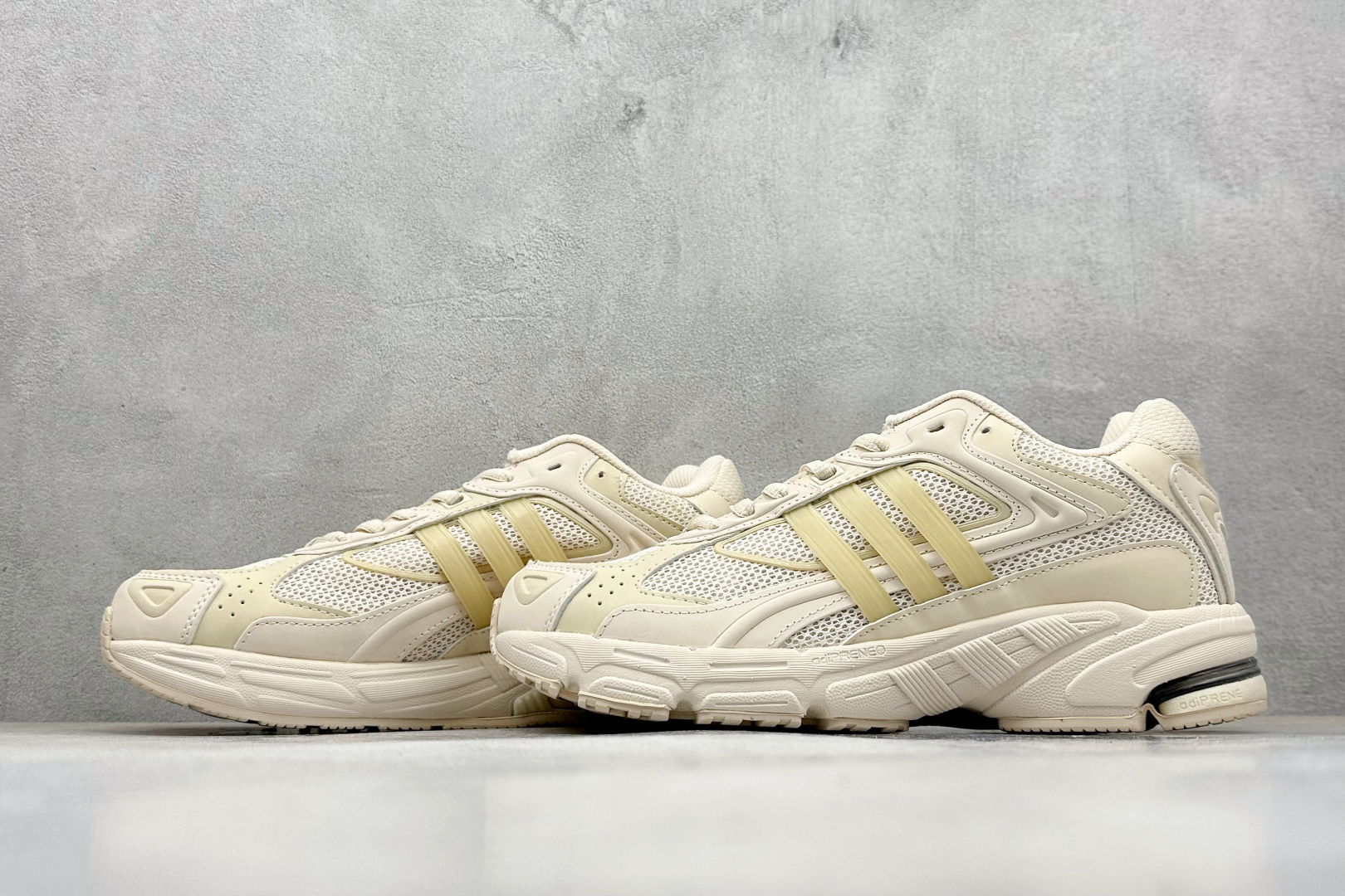 福利特价 终端放店Adidas Originals Response CL 复古休闲跑步鞋 鞋身采用大面