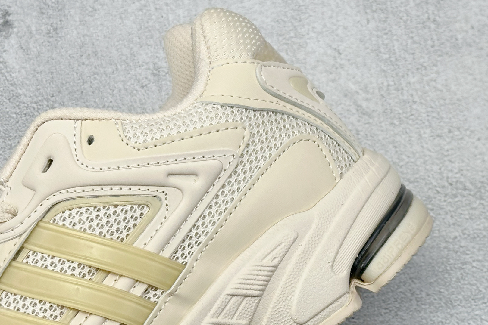福利特价 终端放店Adidas Originals Response CL 复古休闲跑步鞋 鞋身采用大面