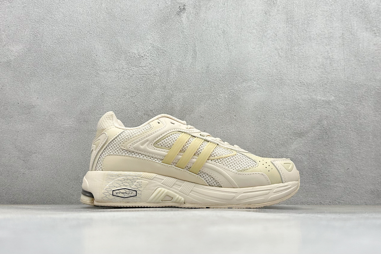 福利特价 终端放店Adidas Originals Response CL 复古休闲跑步鞋 鞋身采用大面