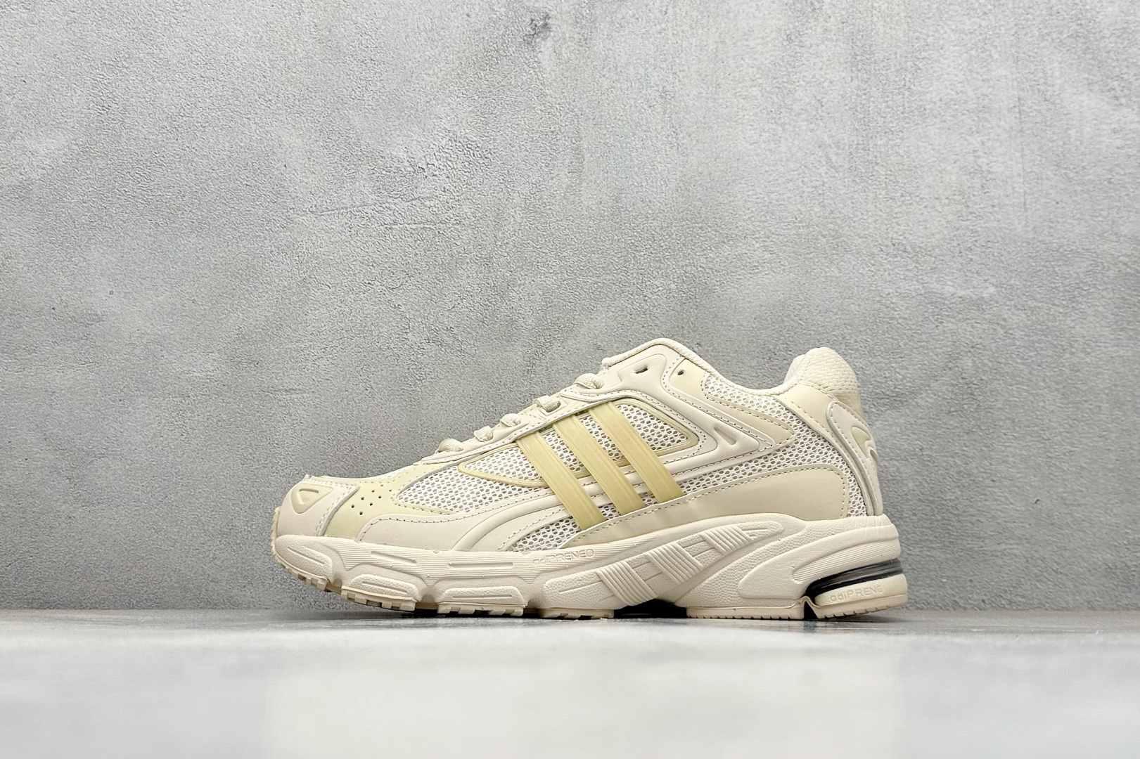 福利特价 终端放店Adidas Originals Response CL 复古休闲跑步鞋 鞋身采用大面