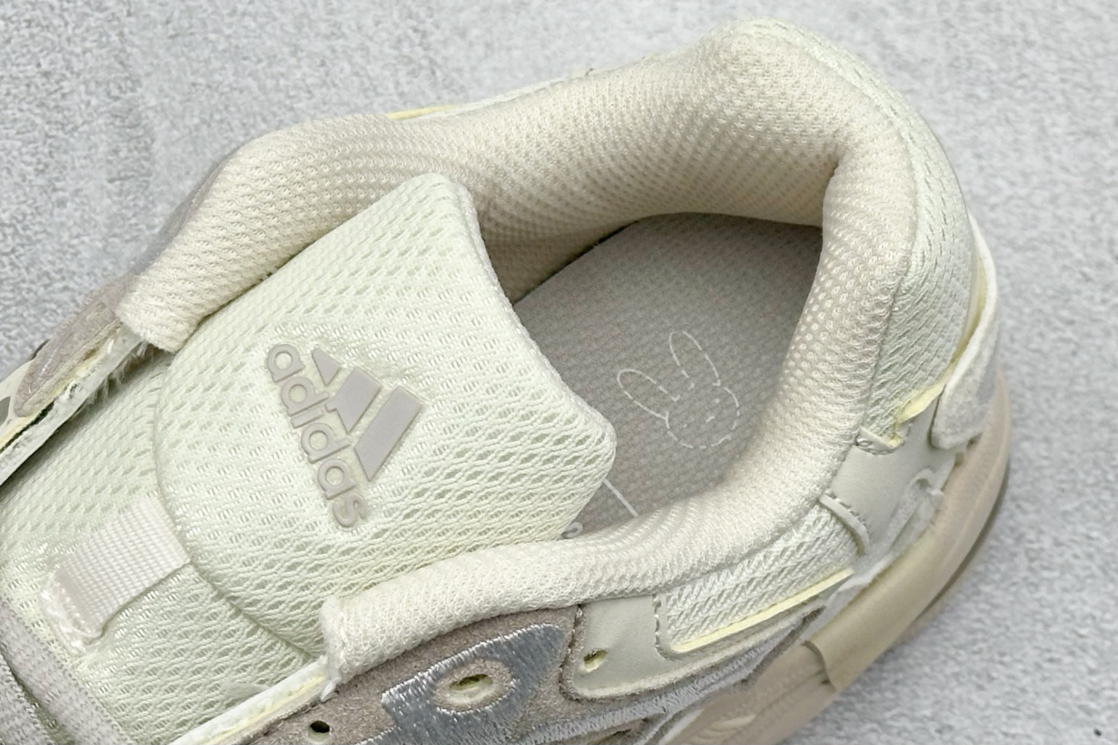 福利特价 终端放店Adidas Originals Response CL 复古休闲跑步鞋 鞋身采用大面