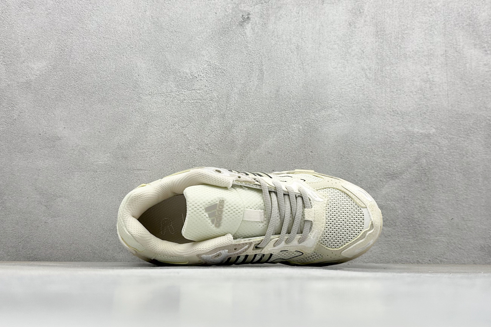 福利特价 终端放店Adidas Originals Response CL 复古休闲跑步鞋 鞋身采用大面