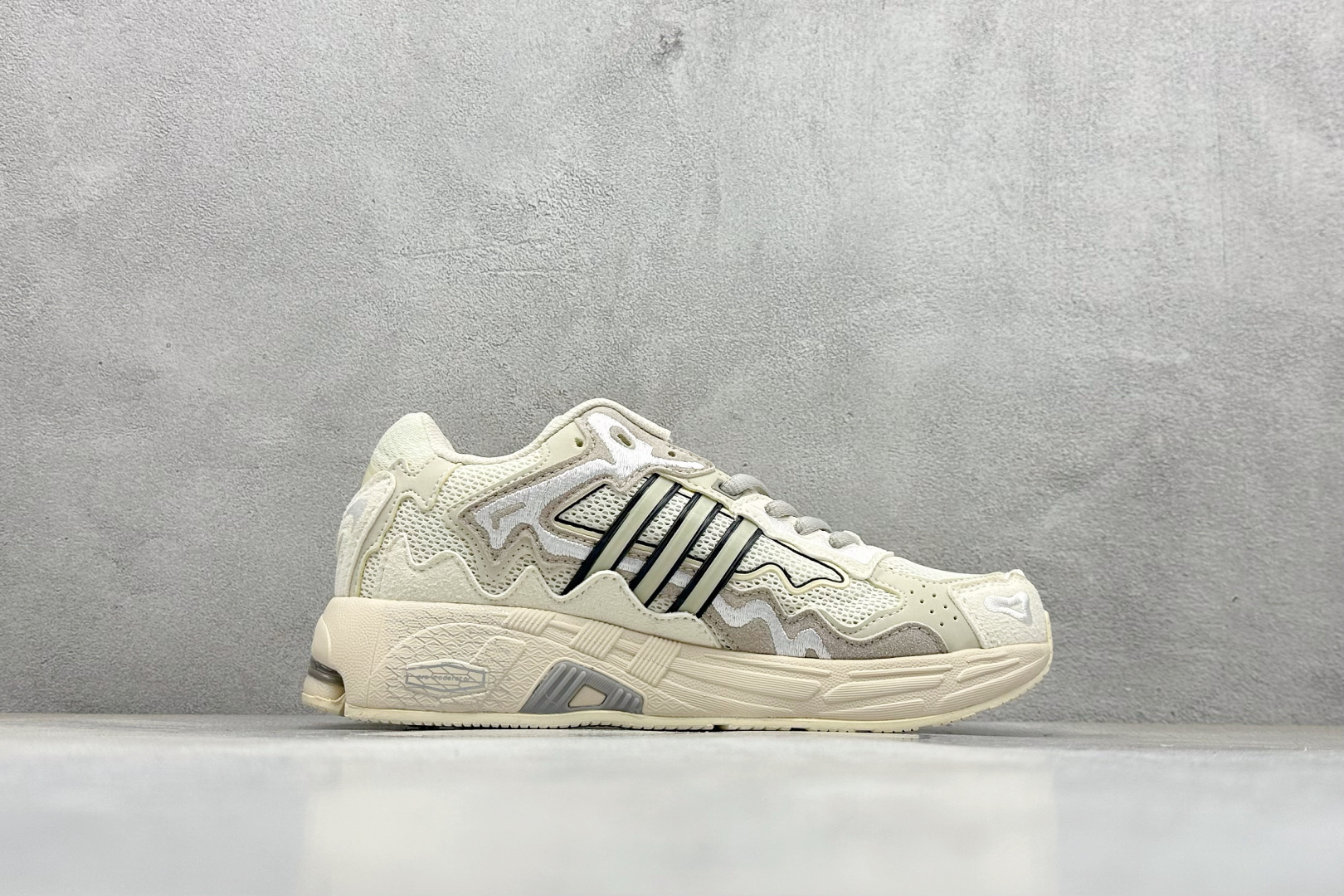 福利特价 终端放店Adidas Originals Response CL 复古休闲跑步鞋 鞋身采用大面