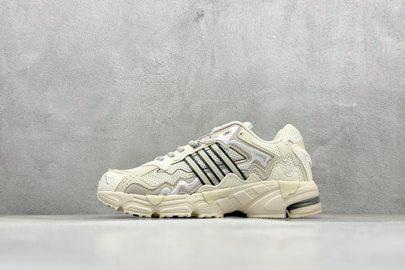 福利特价 终端放店Adidas Originals Response CL 复古休闲跑步鞋 鞋身采用大面