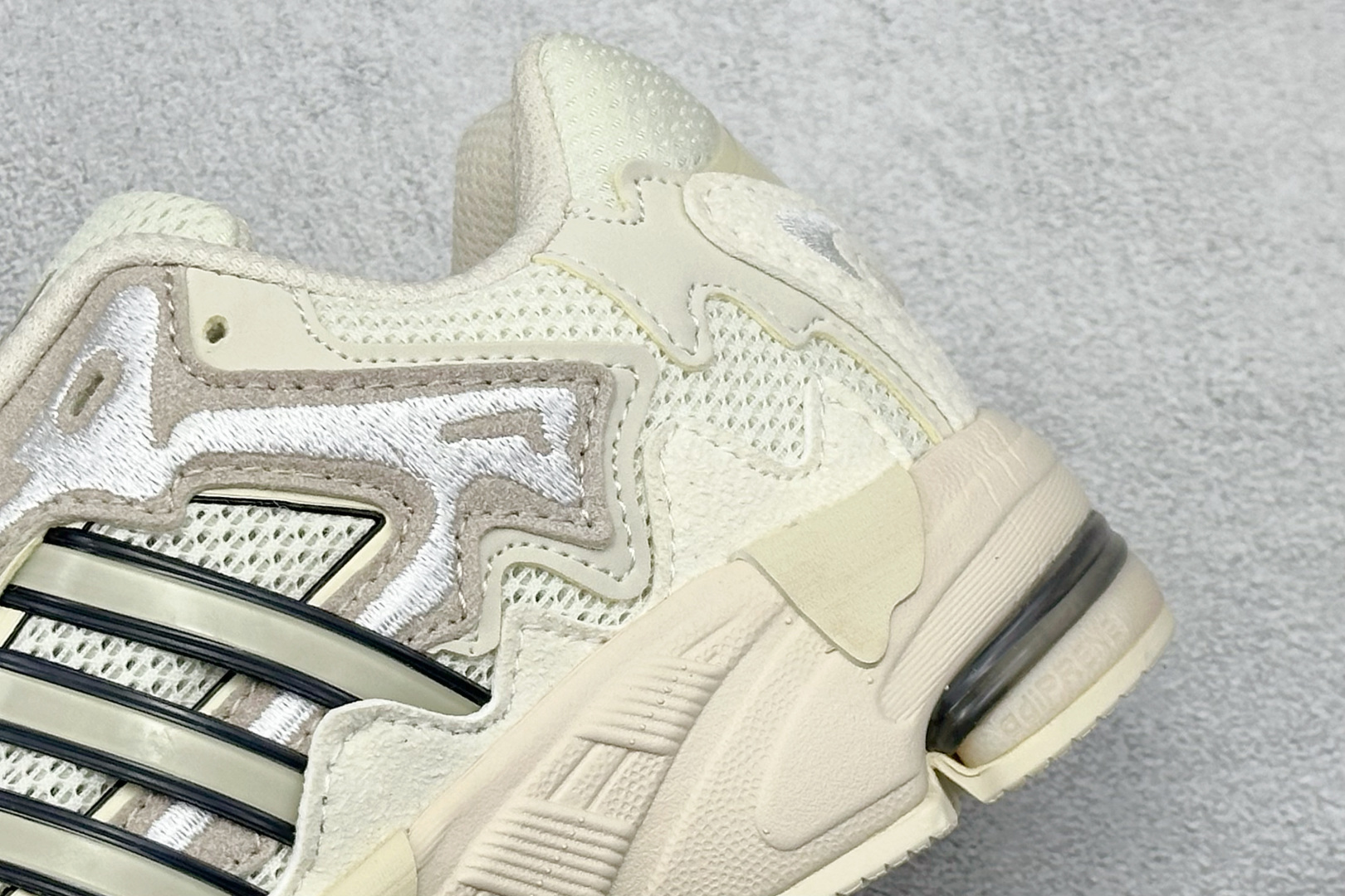 福利特价 终端放店Adidas Originals Response CL 复古休闲跑步鞋 鞋身采用大面