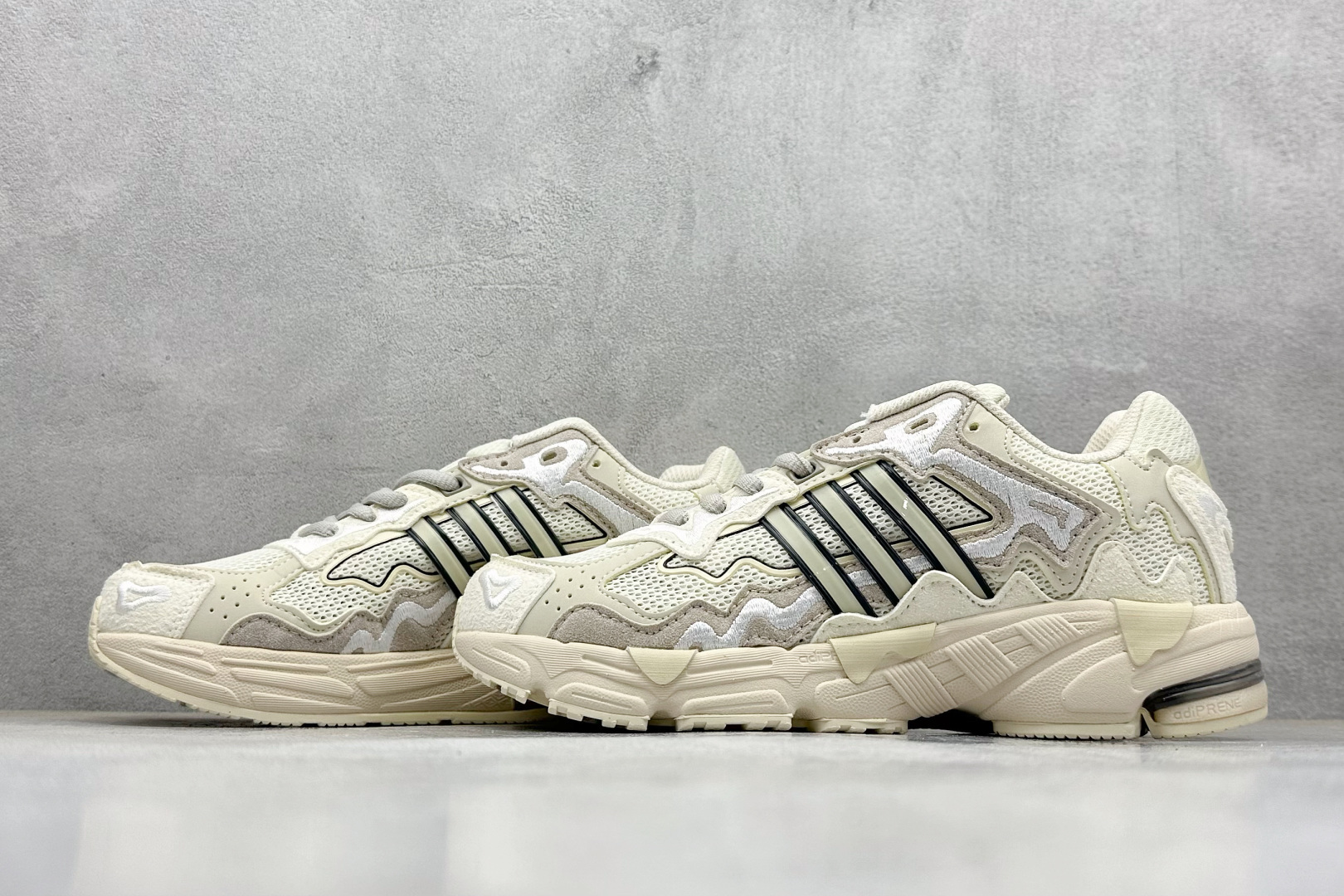 福利特价 终端放店Adidas Originals Response CL 复古休闲跑步鞋 鞋身采用大面