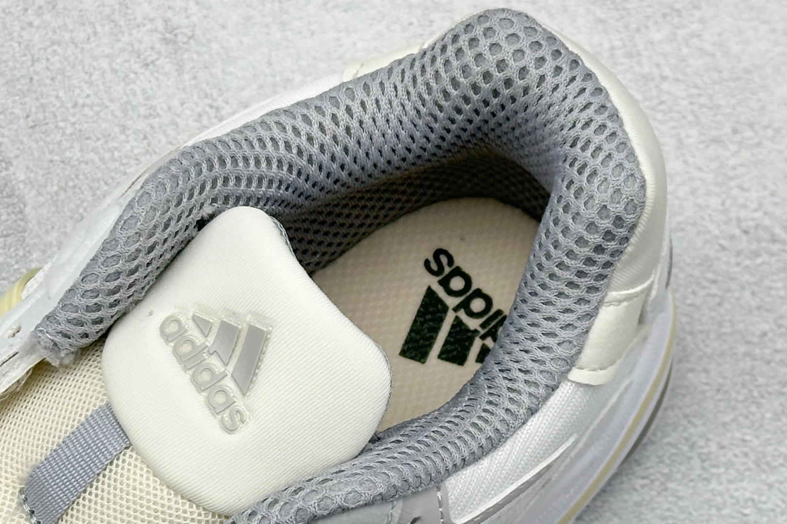 福利特价 终端放店Adidas Originals Response CL 复古休闲跑步鞋 鞋身采用大面