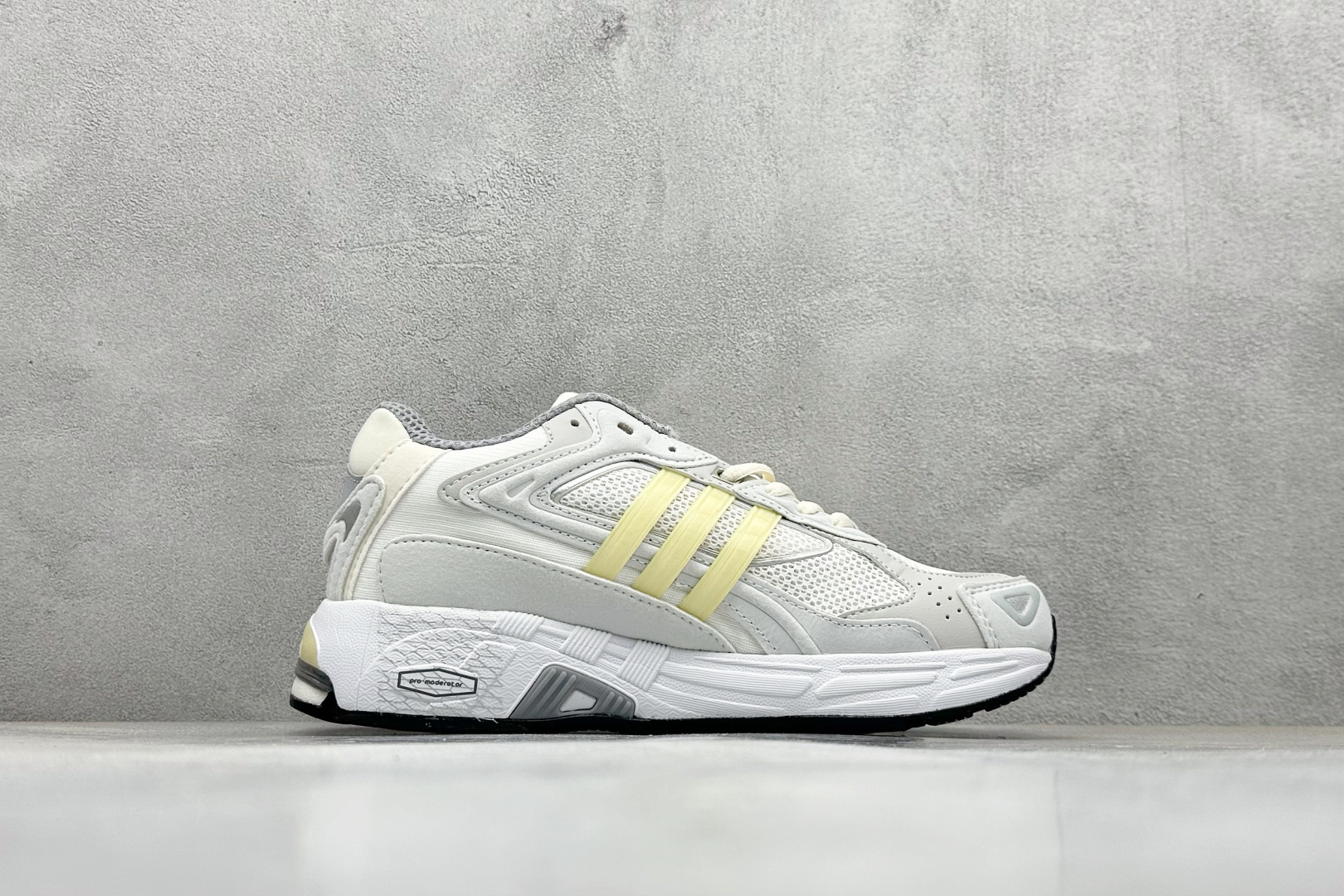 福利特价 终端放店Adidas Originals Response CL 复古休闲跑步鞋 鞋身采用大面