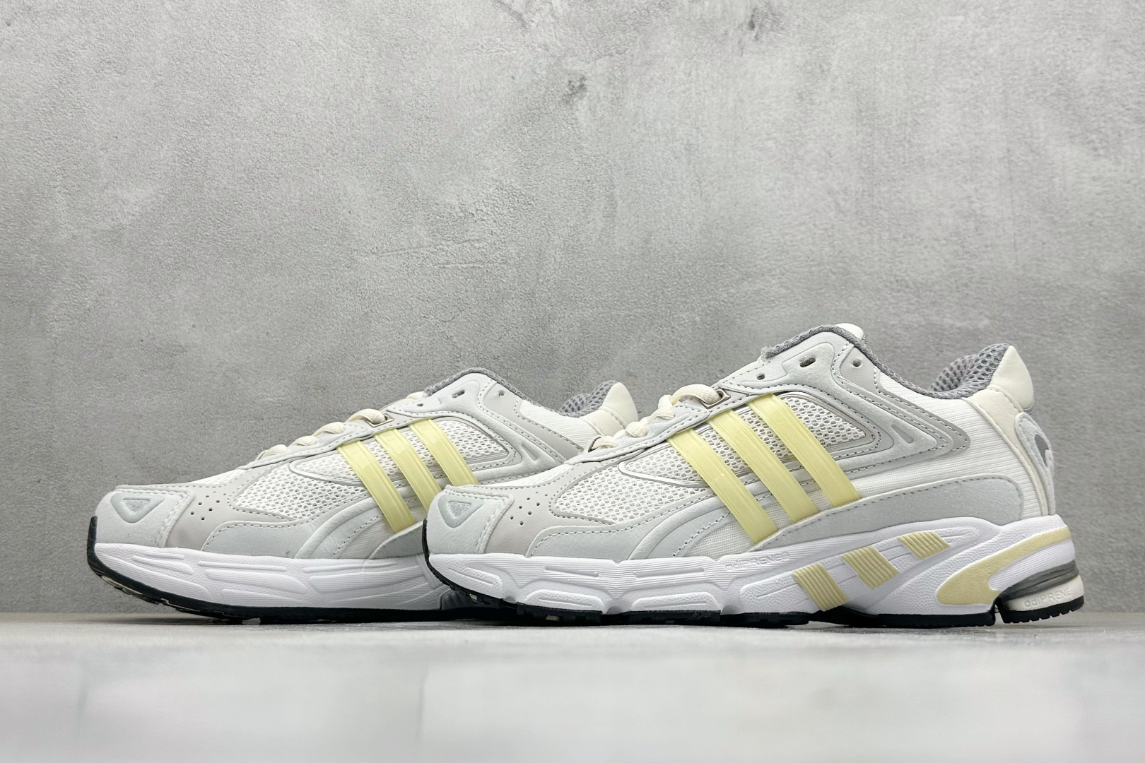 福利特价 终端放店Adidas Originals Response CL 复古休闲跑步鞋 鞋身采用大面