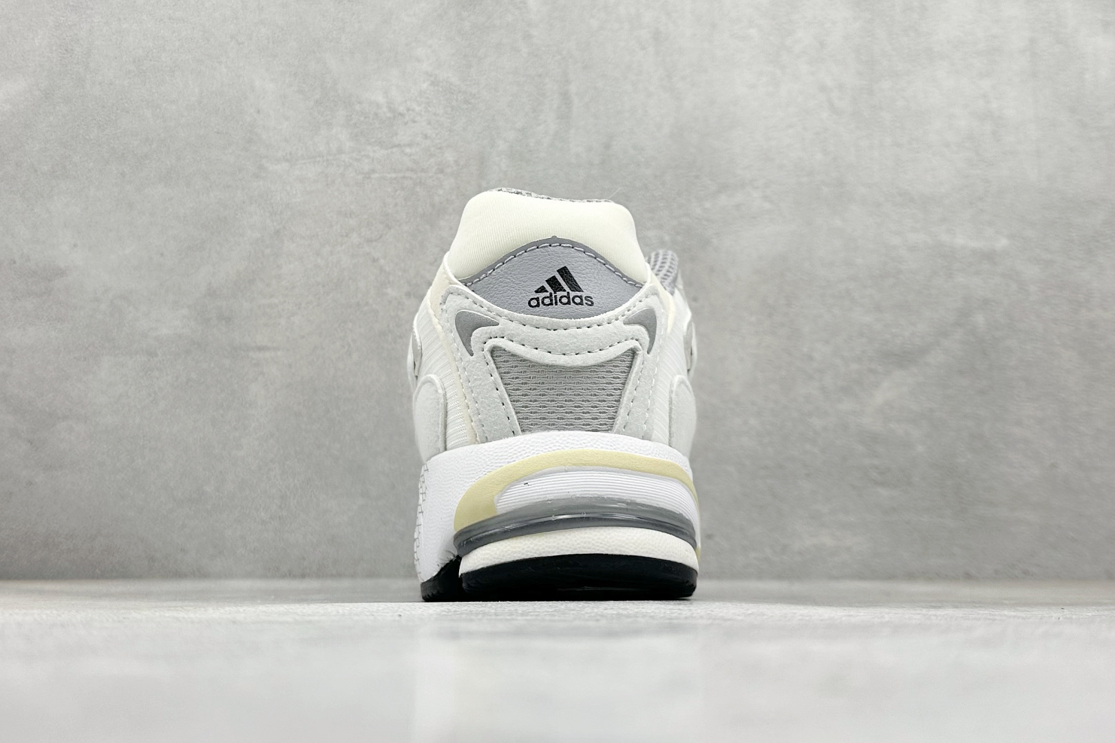 福利特价 终端放店Adidas Originals Response CL 复古休闲跑步鞋 鞋身采用大面
