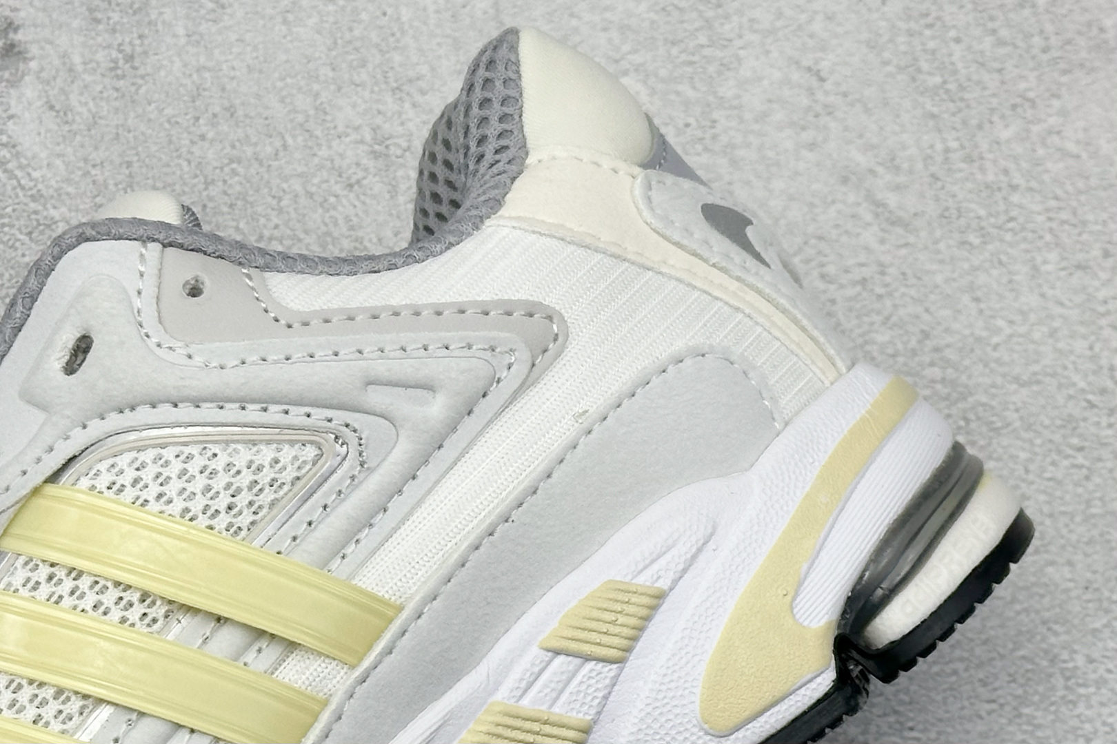 福利特价 终端放店Adidas Originals Response CL 复古休闲跑步鞋 鞋身采用大面