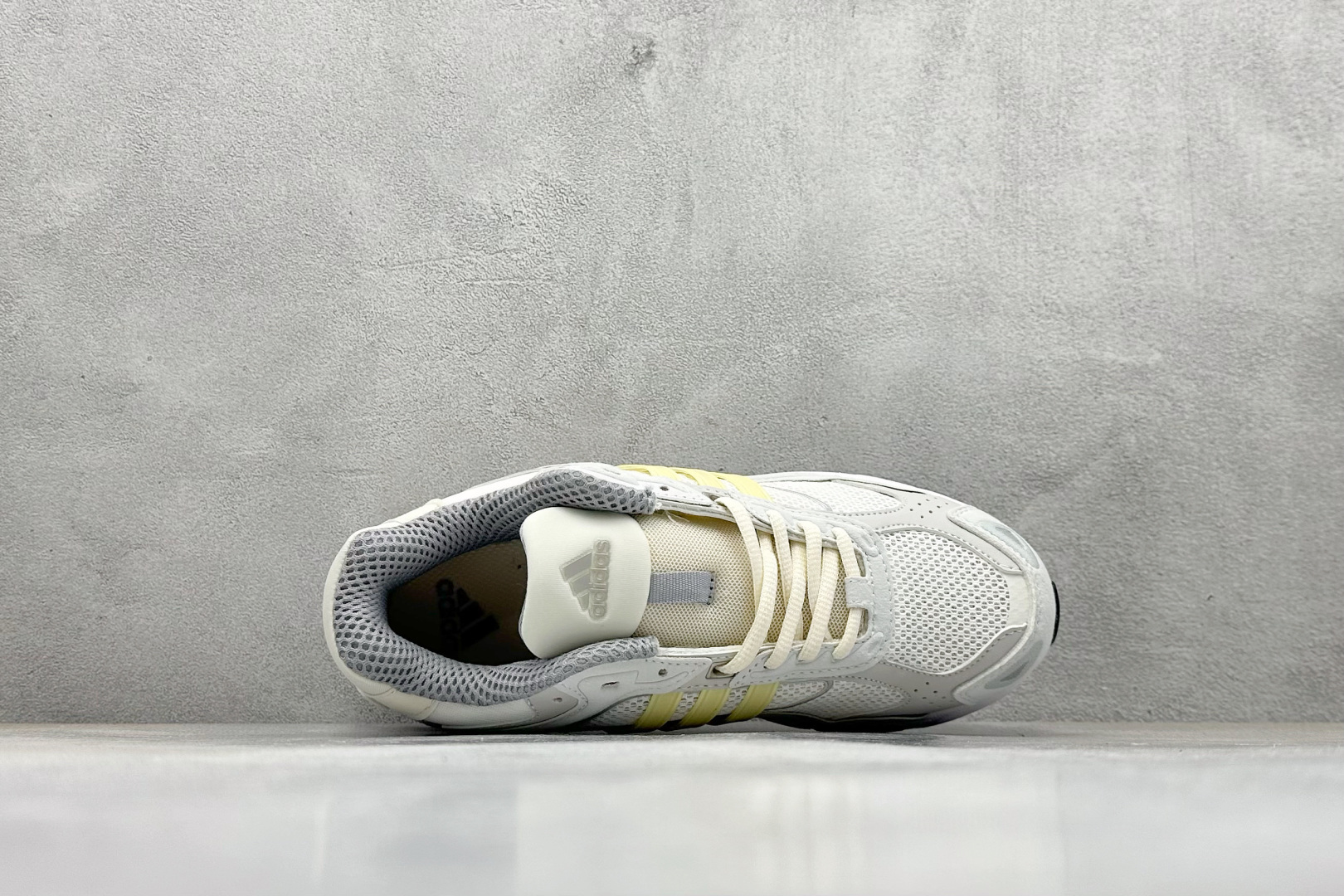 福利特价 终端放店Adidas Originals Response CL 复古休闲跑步鞋 鞋身采用大面