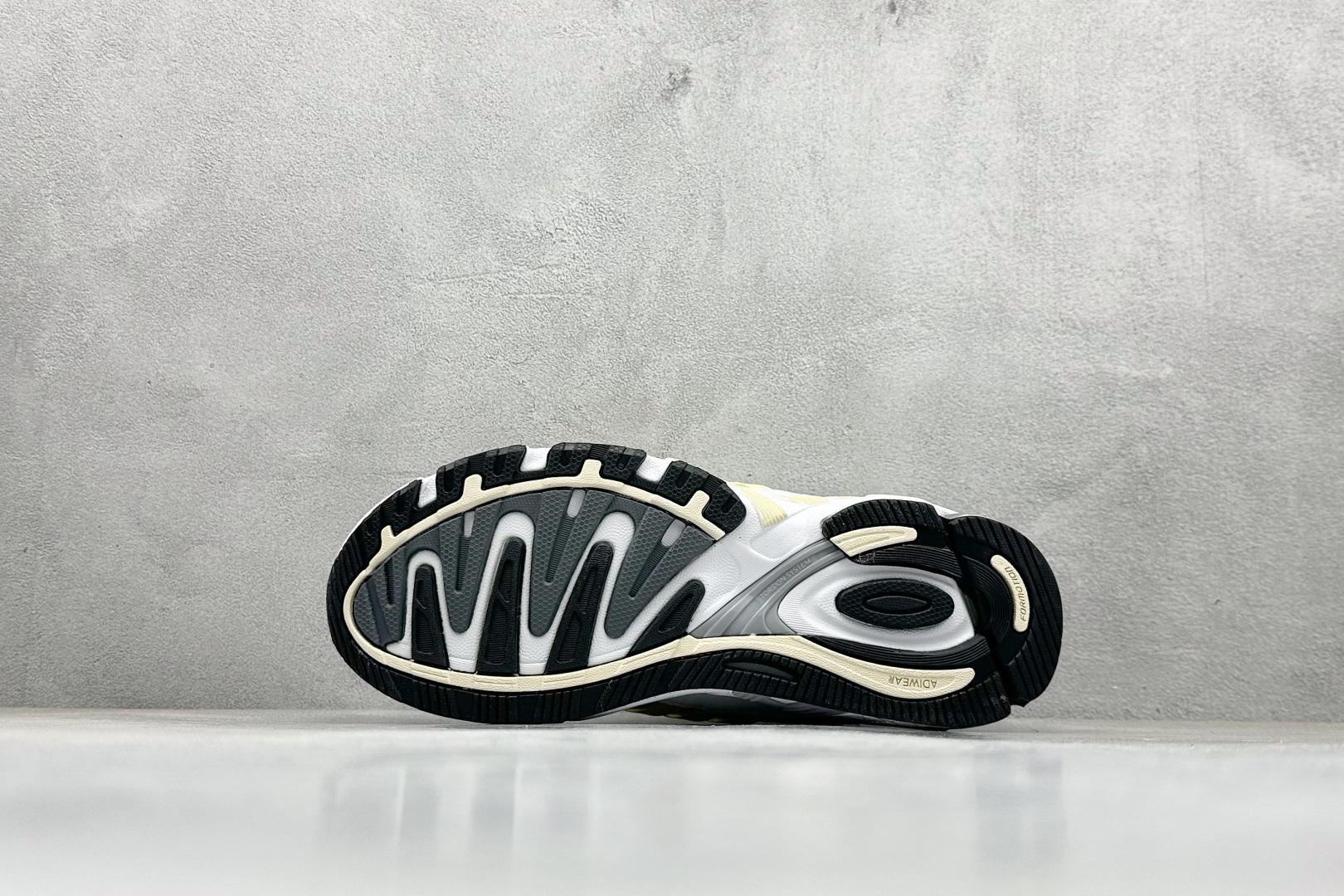 福利特价 终端放店Adidas Originals Response CL 复古休闲跑步鞋 鞋身采用大面