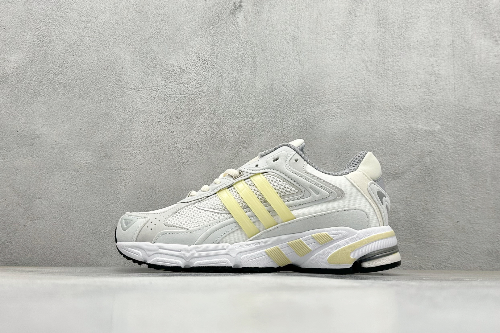 福利特价 终端放店Adidas Originals Response CL 复古休闲跑步鞋 鞋身采用大面