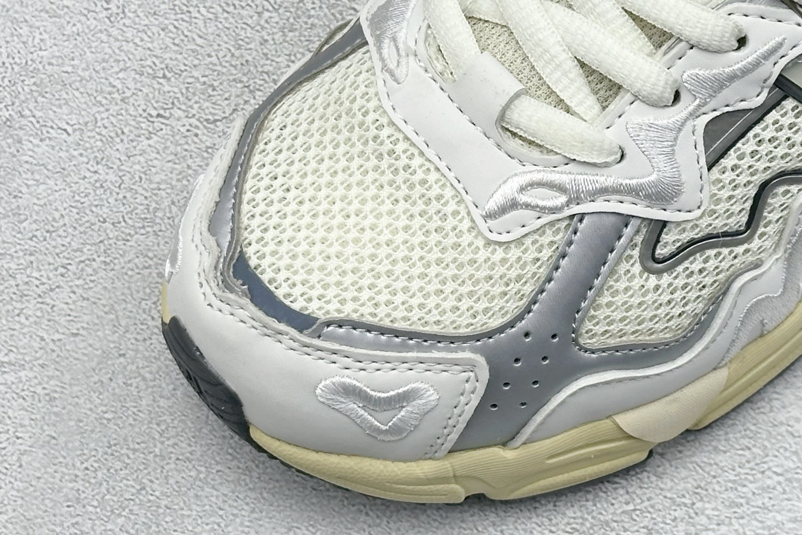 福利特价 终端放店Adidas Originals Response CL 复古休闲跑步鞋 鞋身采用大面
