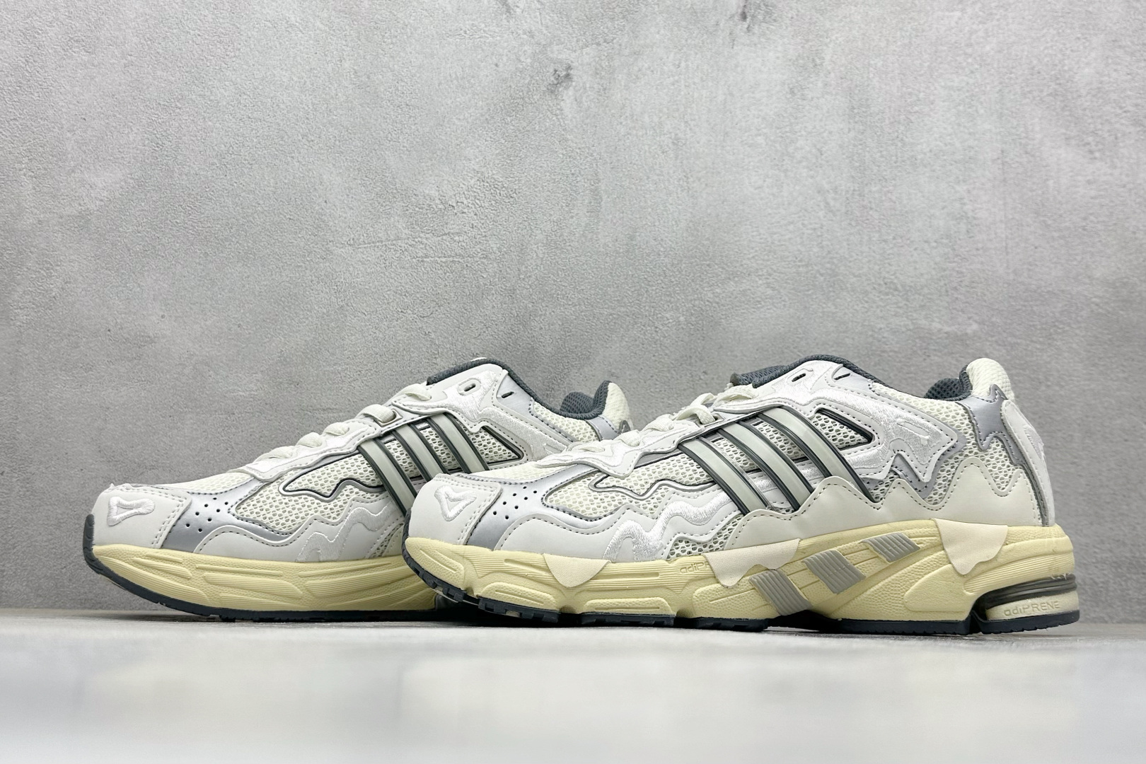福利特价 终端放店Adidas Originals Response CL 复古休闲跑步鞋 鞋身采用大面