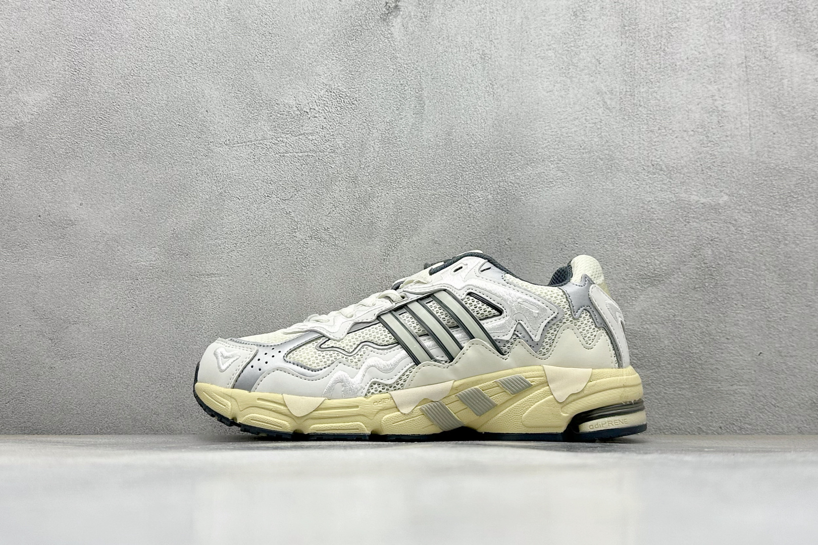 福利特价 终端放店Adidas Originals Response CL 复古休闲跑步鞋 鞋身采用大面