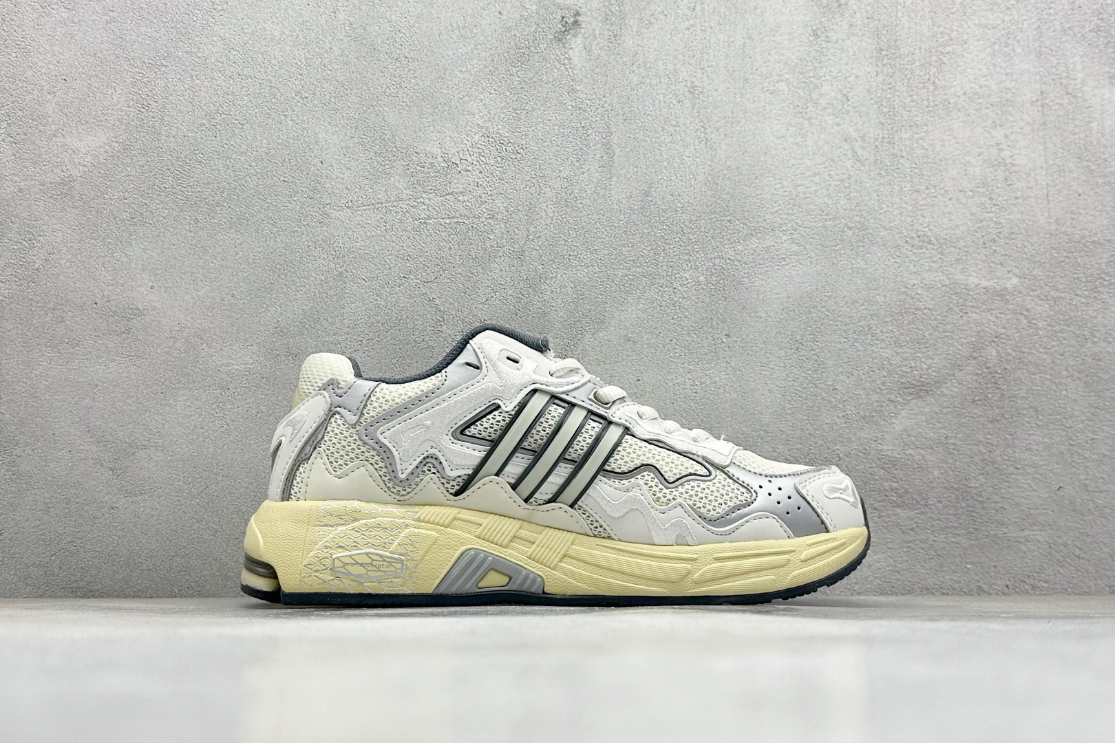 福利特价 终端放店Adidas Originals Response CL 复古休闲跑步鞋 鞋身采用大面