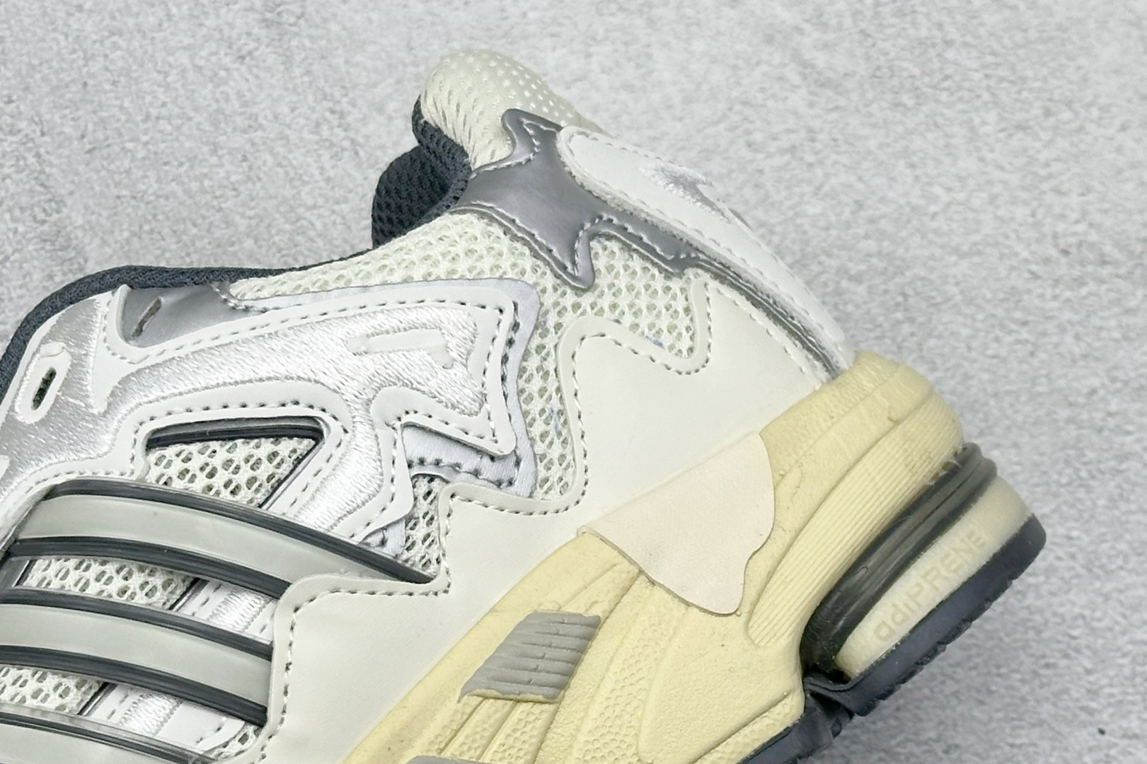 福利特价 终端放店Adidas Originals Response CL 复古休闲跑步鞋 鞋身采用大面