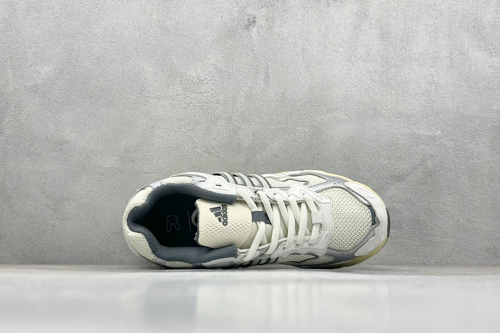 福利特价 终端放店Adidas Originals Response CL 复古休闲跑步鞋 鞋身采用大面