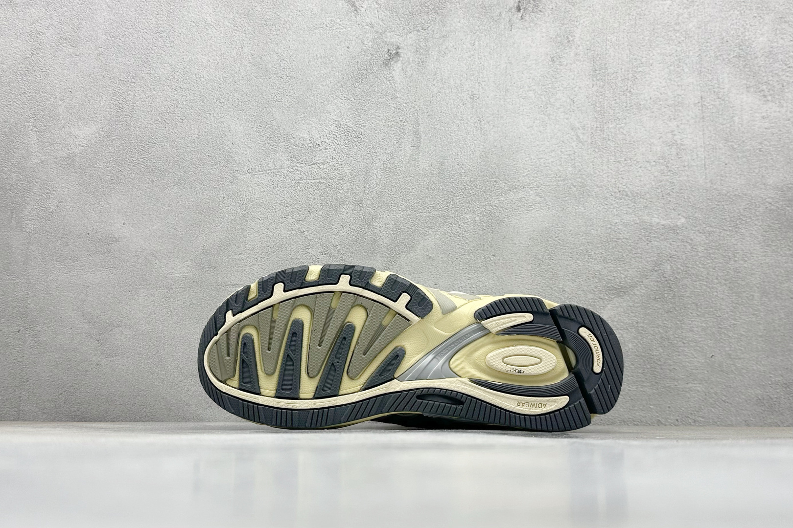 福利特价 终端放店Adidas Originals Response CL 复古休闲跑步鞋 鞋身采用大面