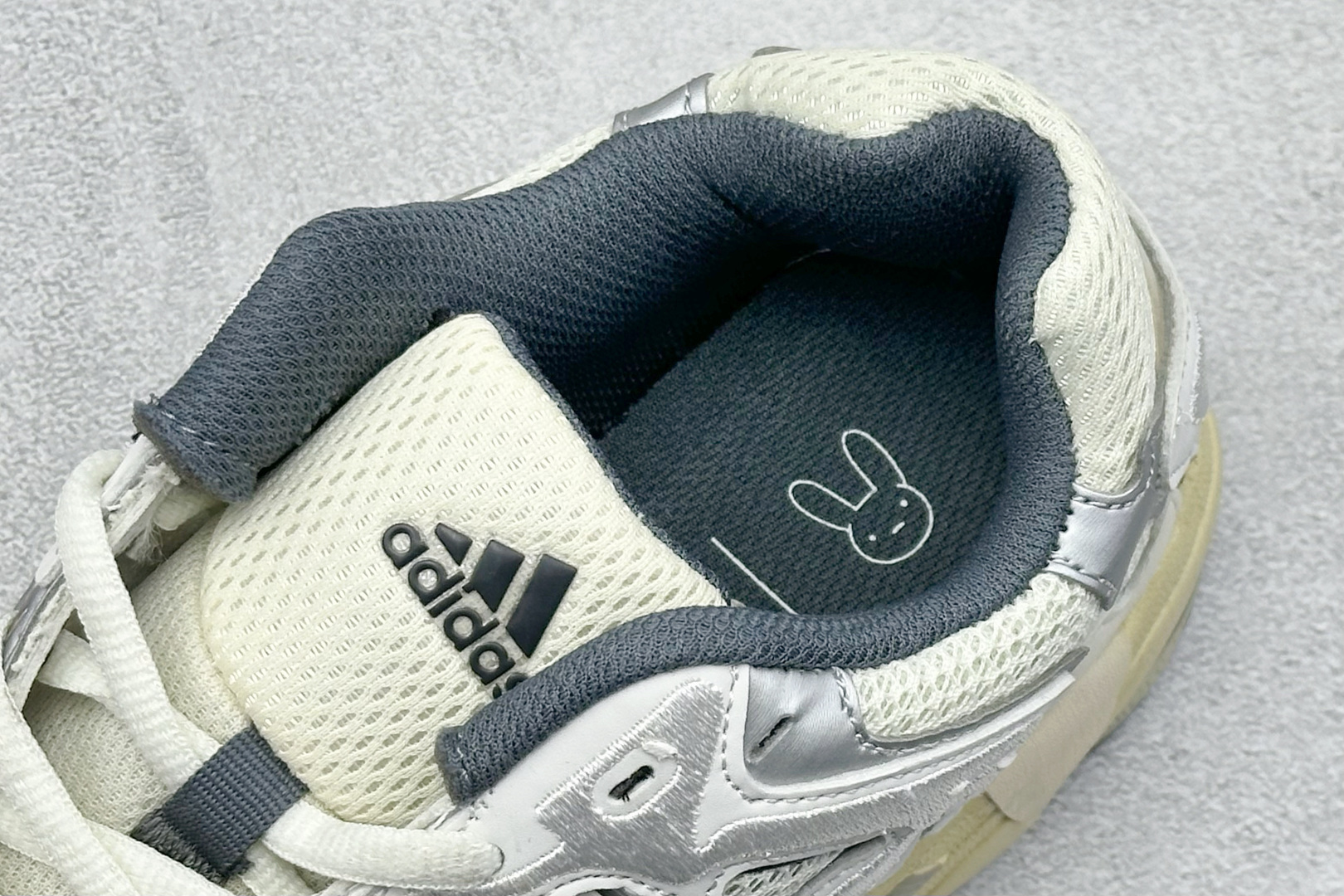 福利特价 终端放店Adidas Originals Response CL 复古休闲跑步鞋 鞋身采用大面