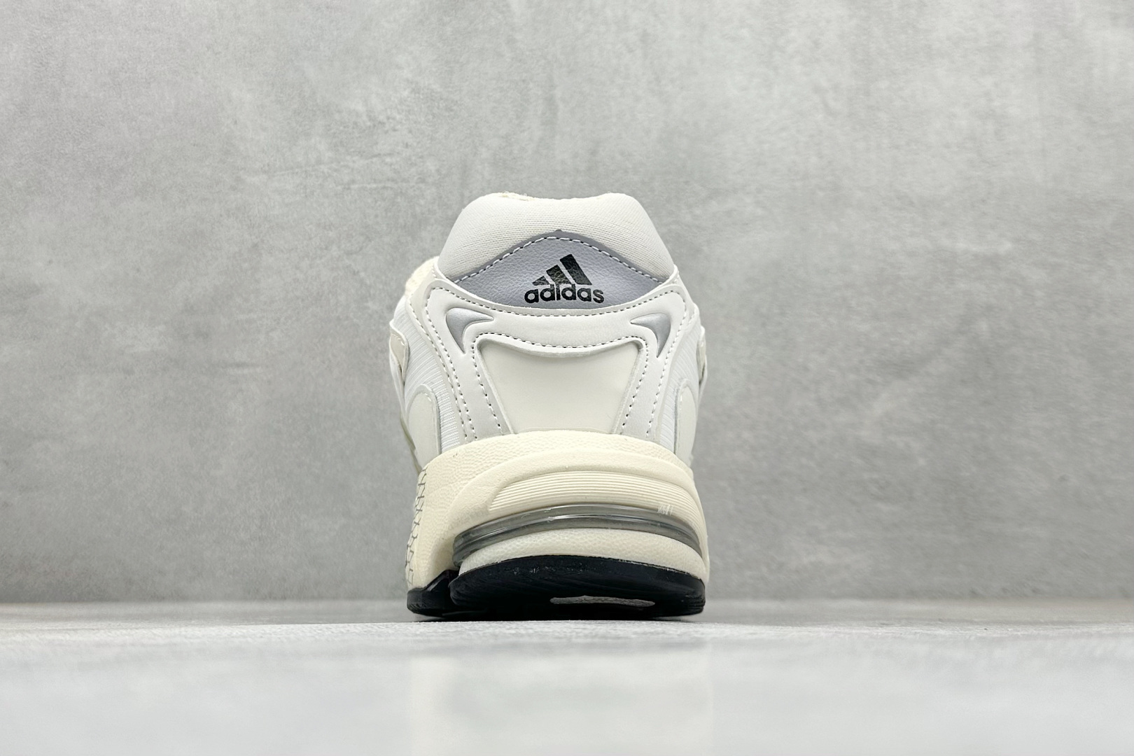 福利特价 终端放店Adidas Originals Response CL 复古休闲跑步鞋 鞋身采用大面
