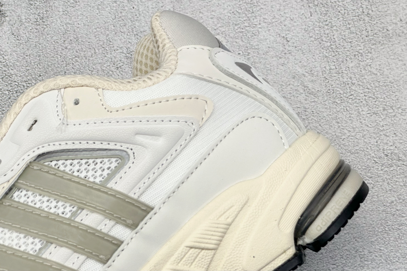 福利特价 终端放店Adidas Originals Response CL 复古休闲跑步鞋 鞋身采用大面