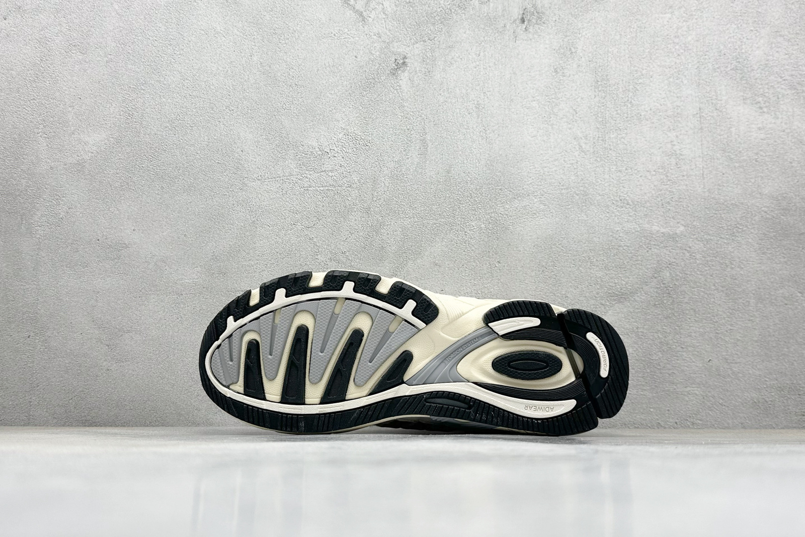 福利特价 终端放店Adidas Originals Response CL 复古休闲跑步鞋 鞋身采用大面