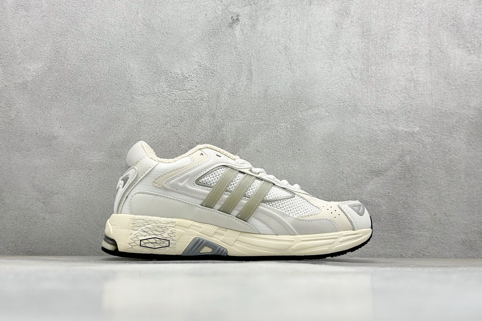 福利特价 终端放店Adidas Originals Response CL 复古休闲跑步鞋 鞋身采用大面