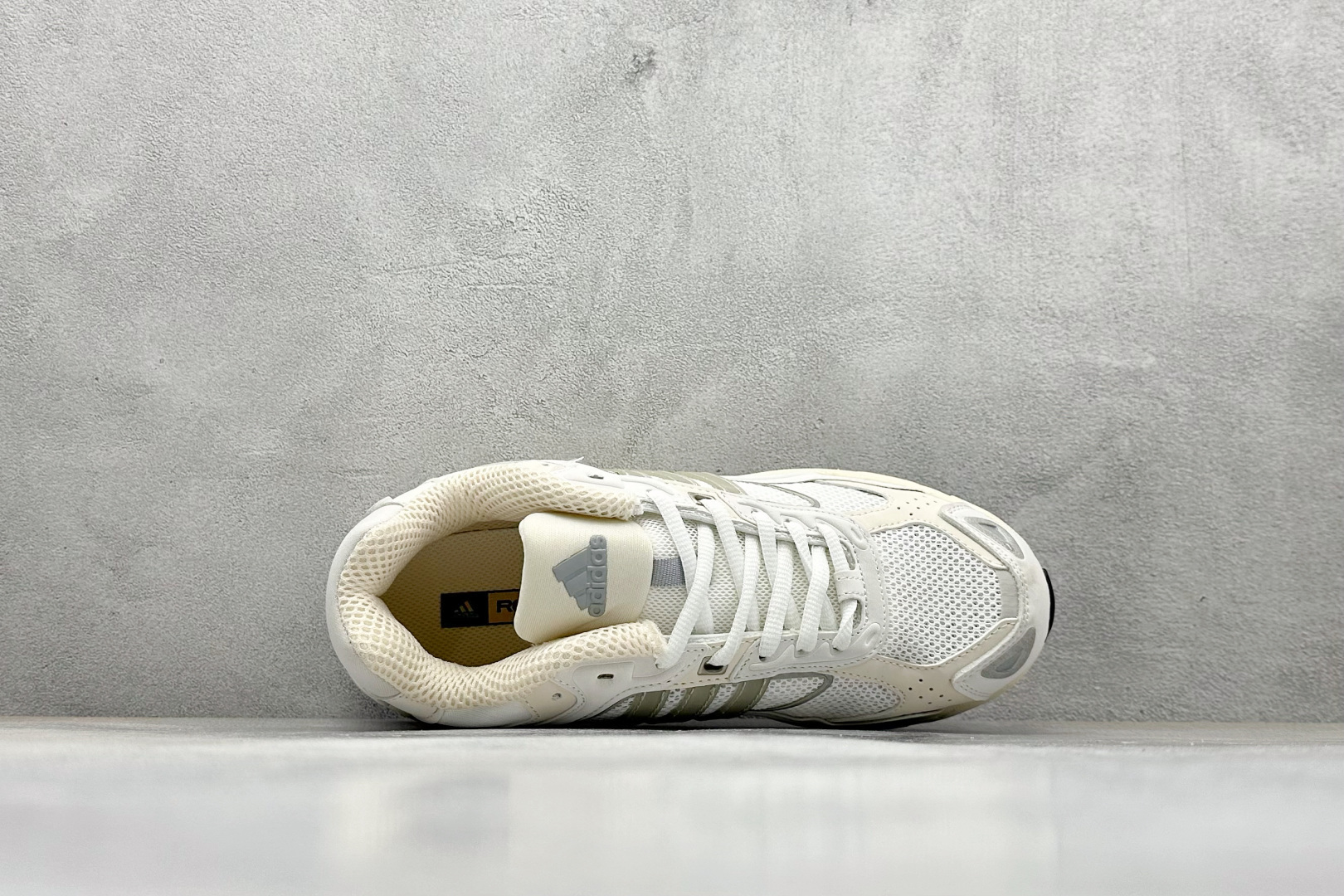 福利特价 终端放店Adidas Originals Response CL 复古休闲跑步鞋 鞋身采用大面