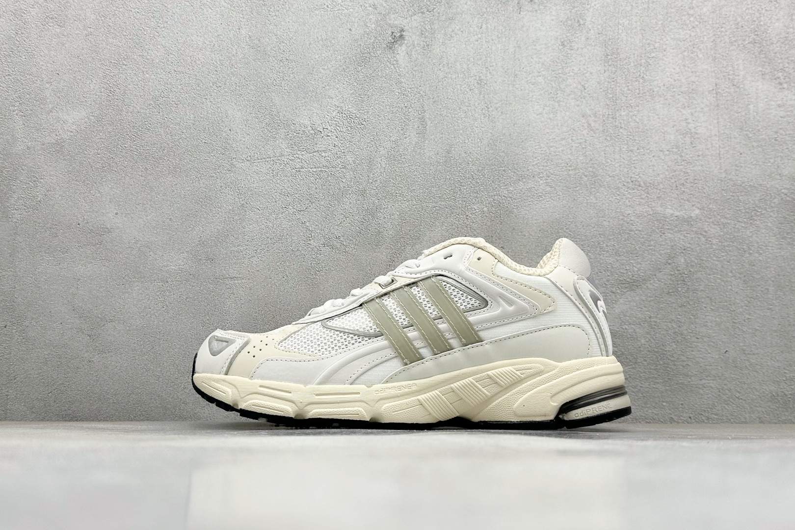 福利特价 终端放店Adidas Originals Response CL 复古休闲跑步鞋 鞋身采用大面