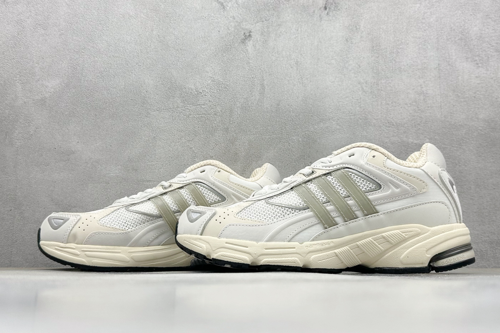 福利特价 终端放店Adidas Originals Response CL 复古休闲跑步鞋 鞋身采用大面