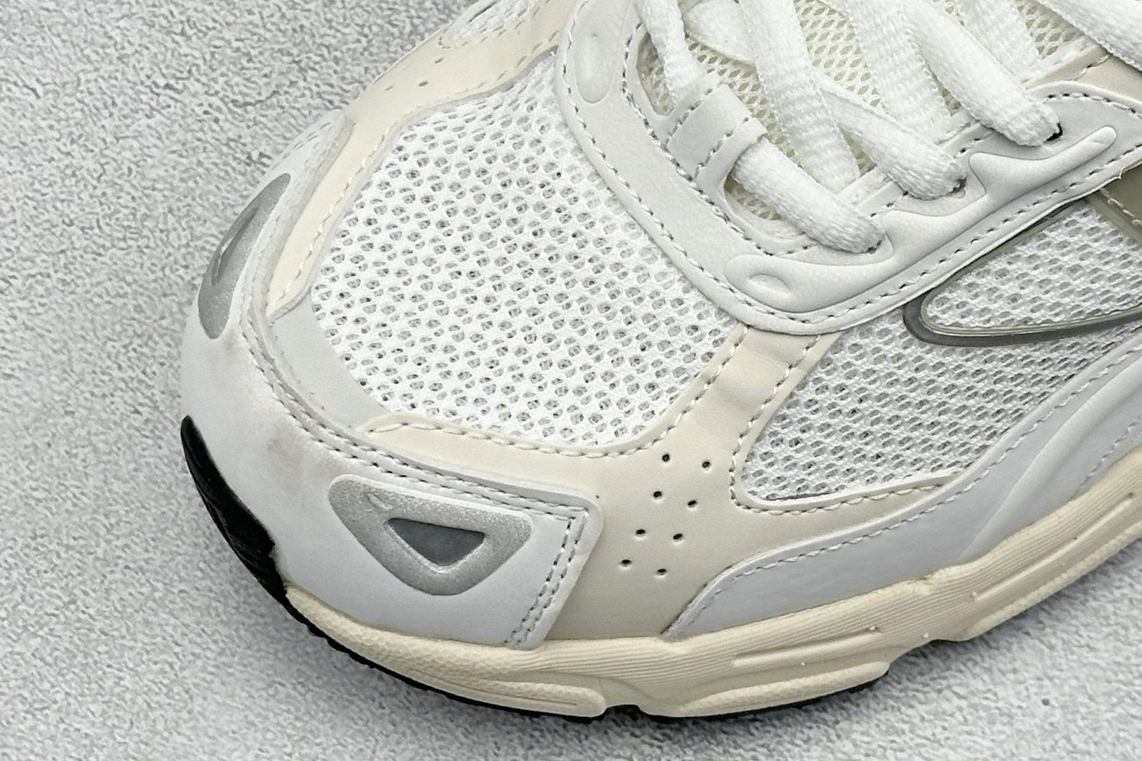 福利特价 终端放店Adidas Originals Response CL 复古休闲跑步鞋 鞋身采用大面