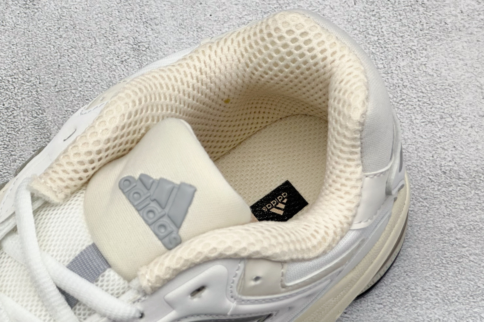 福利特价 终端放店Adidas Originals Response CL 复古休闲跑步鞋 鞋身采用大面