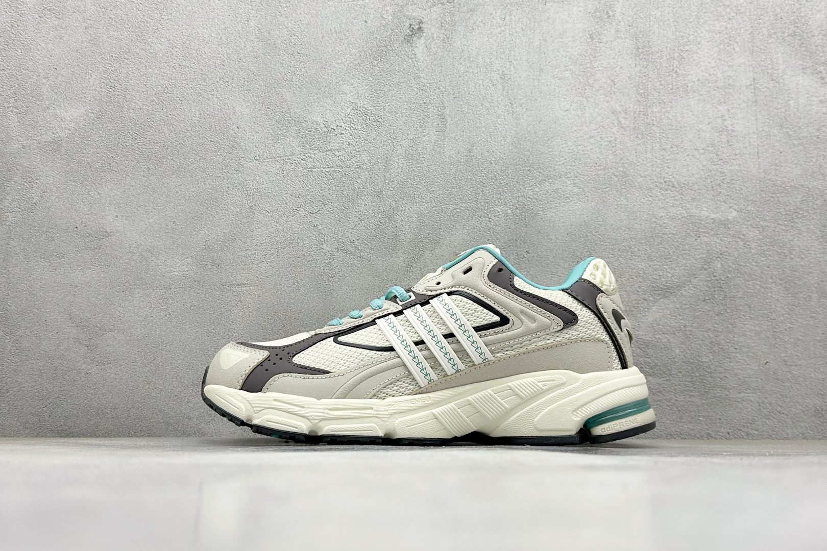 福利特价 终端放店Adidas Originals Response CL 复古休闲跑步鞋 鞋身采用大面