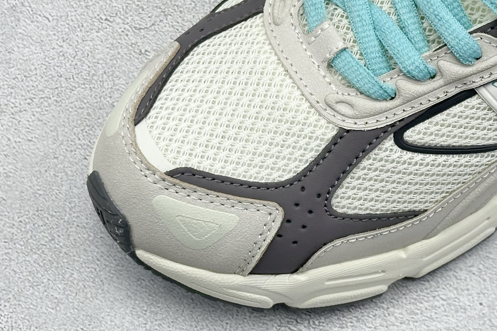福利特价 终端放店Adidas Originals Response CL 复古休闲跑步鞋 鞋身采用大面