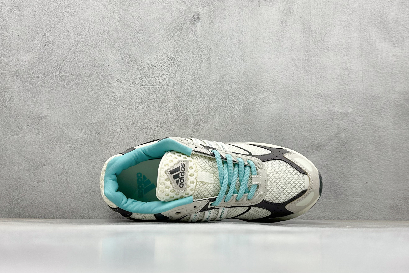 福利特价 终端放店Adidas Originals Response CL 复古休闲跑步鞋 鞋身采用大面