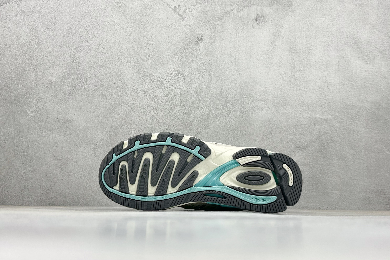 福利特价 终端放店Adidas Originals Response CL 复古休闲跑步鞋 鞋身采用大面