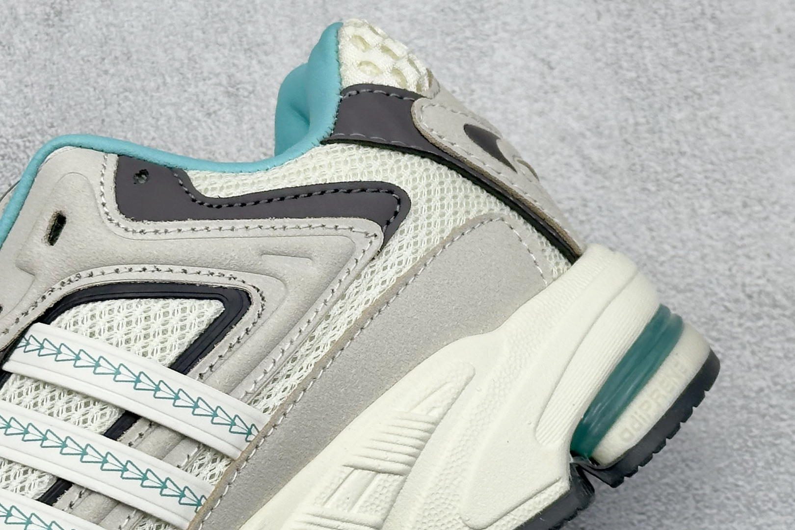 福利特价 终端放店Adidas Originals Response CL 复古休闲跑步鞋 鞋身采用大面