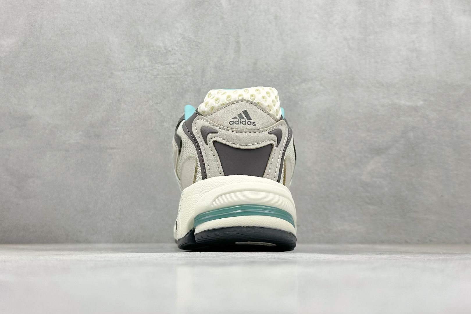 福利特价 终端放店Adidas Originals Response CL 复古休闲跑步鞋 鞋身采用大面