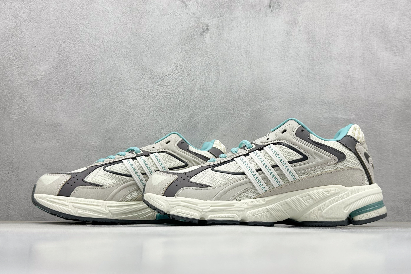 福利特价 终端放店Adidas Originals Response CL 复古休闲跑步鞋 鞋身采用大面