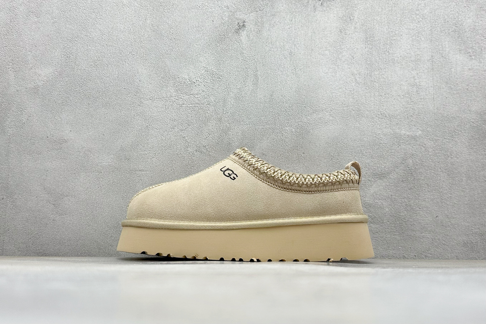 放店💰140
UGG 塔茨系列加厚款 穆勒风包头5CM半拖鞋 民族风秋冬雪地靴 
羊皮毛一体高品质 保暖锁热 
采用TPU模压定型翻毛皮鞋面材质 内嵌人造卷曲羊毛毛绒里衬和选用10毫米UGGPURE™ 植入式羊毛里衬与可拆卸的UGGPURE™ 植入式羊毛鞋垫 轻便防滑舒适橡胶外底 带有品牌LOGO商标 带全套包装 
货号：1122553
尺码: 35 36 37 38 39 40 41 42 建议选大一码