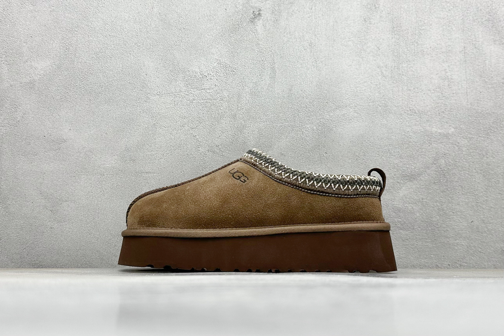 放店💰140
UGG 塔茨系列加厚款 穆勒风包头5CM半拖鞋 民族风秋冬雪地靴 
羊皮毛一体高品质 保暖锁热 
采用TPU模压定型翻毛皮鞋面材质 内嵌人造卷曲羊毛毛绒里衬和选用10毫米UGGPURE™ 植入式羊毛里衬与可拆卸的UGGPURE™ 植入式羊毛鞋垫 轻便防滑舒适橡胶外底 带有品牌LOGO商标 带全套包装 
货号：1122553
尺码: 35 36 37 38 39 40 41 42 建议选大一码